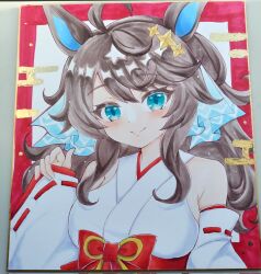  1girl ahoge animal_ears bare_shoulders blue_eyes bow breasts brown_hair closed_mouth commentary_request daring_tact_(umamusume) detached_sleeves hair_between_eyes hand_up highres horse_ears japanese_clothes kimono long_hair long_sleeves medium_breasts multicolored_hair photo_(medium) pinching_sleeves red_bow ribbon-trimmed_sleeves ribbon_trim shikishi sleeveless sleeveless_kimono sleeves_past_wrists smile solo star_(symbol) terimuku traditional_media two-tone_hair umamusume upper_body white_hair white_kimono white_sleeves wide_sleeves 