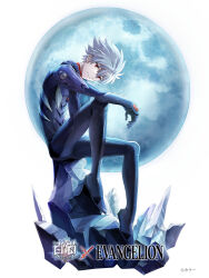  1boy absurdres arm_on_knee copyright_name full_body full_moon grey_hair hand_on_own_shoulder highres looking_at_viewer male_focus mecha_pilot_suit moon nagisa_kaworu neon_genesis_evangelion official_art plugsuit_(evangelion) red_eyes shironeko_project short_hair smile solo white_background 