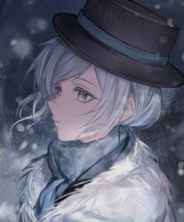  1girl black_hat blue_background blue_scarf boater_hat chinese_commentary coat commentary_request from_side fur-trimmed_coat fur_trim grey_eyes grey_hair hat highres official_alternate_costume portrait profile que_(quebai83301) reverse:1999 scarf short_hair snowing solo vertin_(reverse:1999) vertin_(winter)_(reverse:1999) 