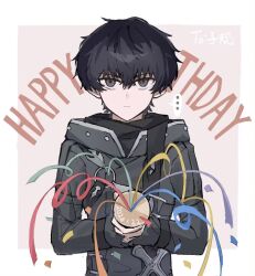  ... 1boy black_eyes black_hair black_jacket black_scarf border closed_mouth commentary_request dated english_text expressionless fate/strange_fake fate_(series) grey_background hair_between_eyes happy_birthday highres holding holding_party_popper hood hood_down hooded_jacket jacket long_sleeves looking_at_viewer male_focus outside_border party_popper scarf second-party_source short_hair sigma_(fate) simple_background sleep_zzz_001 solo torn_clothes torn_scarf white_border 