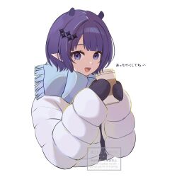  1girl :d black_mittens blue_scarf coat commentary cropped_torso cup disposable_coffee_cup disposable_cup english_commentary fang highres holding holding_cup hololive hololive_english long_sleeves mittens mole mole_under_eye ninomae_ina'nis open_mouth pointy_ears purple_hair scarf short_hair simple_background smile solo sparkle_hair_ornament translation_request violet_eyes virtual_youtuber watermark white_background white_coat winter_clothes winter_coat yanagi_arisa 