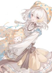  1girl :d =_= animal animal_hat black_bow black_eyes blonde_streaks blue_streaks blush bow braid bu_jie_cha collared_dress commentary commentary_request daisy_(flower) dress dress_bow flower frilled_dress frilled_sleeves frills hair_between_eyes hair_ornament happy hat highres holding holding_animal hug layered_dress lolita_fashion long_sleeves looking_at_viewer multicolored_dress multicolored_hair open_mouth original polka_dot polka_dot_headwear puffy_sleeves sample_watermark short_hair side_ponytail simple_background single_braid smile solo standing streaked_hair two-tone_dress two-tone_headwear watermark white_background white_dress white_hair yellow_hat 