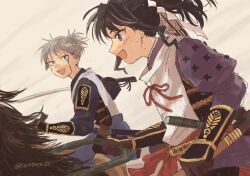  2boys armor black_hair blunt_tresses commentary_request gloves grey_hair highres holding holding_sword holding_weapon horse horseback_riding houjou_tokiyuki_(nige_jouzu_no_wakagimi) japanese_armor kote long_sleeves looking_at_another male_focus multiple_boys nezu_kojirou nige_jouzu_no_wakagimi profile puffy_long_sleeves puffy_sleeves red_ribbon ribbon riding smile sword tacotaco_73 twitter_username violet_eyes weapon 