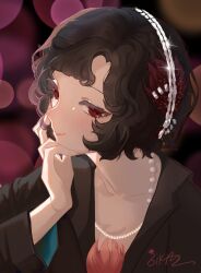  1girl black_coat black_hair blurry bokeh chinese_commentary coat commentary_request depth_of_field feather_hair_ornament feathers hair_ornament hairband hand_on_own_cheek hand_on_own_face highres jewelry looking_at_viewer necklace pearl_necklace portrait profile purple_background red_eyes reverse:1999 schneider_(reverse:1999) short_hair signature smile solo white_hairband youcong_qinghuayu 