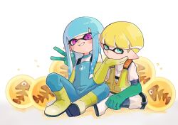  1boy 1girl blonde_hair blue_hair boots commentary_request eyelashes gloves golden_egg_(splatoon) green_eyes green_gloves highres inkling inkling_boy inkling_girl inkling_player_character jumpsuit long_hair pink_eyes pointy_ears rubber_boots rubber_gloves salmon_run_(splatoon) short_hair simple_background sitting smile sparkle splatoon_(series) splatoon_3 tentacle_hair v white_background yake_zake yellow_boots 