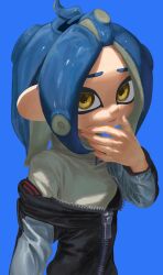  1girl black_jacket blue_background blue_hair closed_mouth commentary_request dbwuqldvec82805 highres jacket long_hair looking_at_viewer octoling octoling_girl octoling_player_character simple_background solo splatoon_(series) standing sweater tentacle_hair turtleneck turtleneck_sweater upper_body white_sweater yellow_eyes zipper zipper_pull_tab 