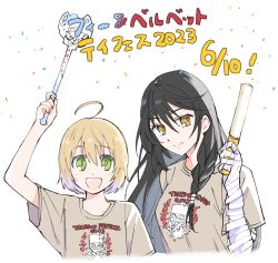  1boy 1girl ahoge alternate_costume arm_up bandaged_arm bandages black_hair blonde_hair breasts closed_mouth commentary_request confetti enoki_(megaclam) green_eyes holding laphicet_(tales) long_hair looking_at_viewer open_mouth shirt short_hair simple_background smile standing t-shirt tales_of_(series) tales_of_berseria tales_of_festival tales_of_festival_2023 translation_request upper_body velvet_crowe very_long_hair white_background yellow_eyes 
