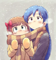  2girls amami_haruka black_jacket blue_hair bow breath brown_eyes brown_hair brown_jacket brown_mittens brown_scarf closed_mouth green_eyes grey_background hair_bow idolmaster idolmaster_(classic) jacket kisaragi_chihaya long_hair mittens multiple_girls red_bow scarf shared_clothes shared_scarf short_hair snowing striped_clothes striped_scarf tsubobot upper_body 
