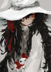  1girl creature dress expressionless gregor_(tsurunoka) grey_background hair_over_one_eye hair_ribbon hat highres lead_white_(tsurunoka) looking_at_viewer original red_eyes red_ribbon ribbon tsumetai_(tsurunoka) upper_body white_dress witch witch_hat 