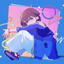  1girl antlers back_tattoo blue_background blue_camisole blue_eyes blue_shirt bracelet brown_hair camisole deer_antlers earrings geometric_pattern hair_ornament hairclip highres horns indie_utaite indie_virtual_youtuber jewelry kano_(utaite) looking_back neon_trim off_shoulder_shirt pants pink_background sandals shirt short_hair sitting solo sparkle star_(symbol) tattoo white_pants wide_leg_pants 