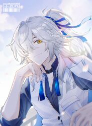  1boy azukimaru black_choker black_shirt blue_ribbon blue_sky choker coat commentary_request cup hair_over_one_eye hair_ribbon high_ponytail highres holding holding_cup honkai:_star_rail honkai_(series) jacket jacket_on_shoulders jing_yuan jing_yuan_(chapanda) long_hair male_focus mole mole_under_eye official_alternate_costume ponytail ribbon shirt sky sleeves_rolled_up solo tassel vest white_hair white_jacket white_vest yellow_eyes 