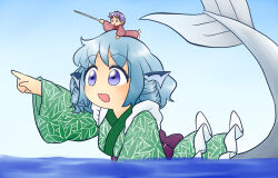  2girls :d blue_eyes blue_hair blue_sky commentary_request drill_hair drill_sidelocks fins frills green_kimono hand_up head_fins index_finger_raised japanese_clothes kimono medium_hair merfolk mermaid mini_person mini_person_on_head monster_girl multiple_girls needle_sword open_mouth pointing purple_hair red_eyes red_kimono short_hair sidelocks sky smile sukuna_shinmyoumaru touhou wading wakasagihime yukimuro 