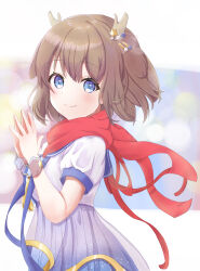  1girl absurdres antlers blue_eyes blue_sailor_collar blurry blush bokeh bracelet brown_hair commentary_request depth_of_field hair_ornament highres holding holding_microphone horns indie_utaite jewelry junky_(nono_kanata) kano_(utaite) light_particles microphone puffy_short_sleeves puffy_sleeves red_scarf sailor_collar scarf shirt short_hair short_sleeves simple_background smile solo star_(symbol) star_hair_ornament upper_body utaite white_background white_shirt 