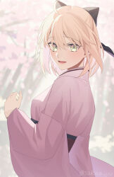  1girl ahoge black_bow blonde_hair bow cherry_blossoms commentary falling_petals fate/grand_order fate_(series) hair_between_eyes hair_bow hakama highres japanese_clothes kimono looking_at_viewer okita_souji_(fate) okita_souji_(first_ascension)_(fate) okita_souji_(koha-ace) open_mouth outdoors petals pink_hakama pink_kimono pink_petals red_hakama sash short_hair smile solo spring_(season) wide_sleeves yellow_eyes yu_sakae 