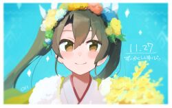  1girl blue_sky blush border brown_eyes commentary_request dated double-parted_bangs green_hair hair_between_eyes head_wreath highres japanese_clothes kantai_collection kimono long_hair looking_at_viewer ma_rukan outdoors sidelocks signature sky smile solo sparkle translation_request twintails upper_body white_border white_kimono zuikaku_(kancolle) 
