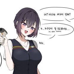  arisa_(charon_universe) black_hair black_vest breasts charon_universe collarbone embarrassed highres korean_text large_breasts multicolored_hair open_mouth purple_hair reynamadrista shirt simple_background smile speech_bubble sweat sweatdrop upper_body vest violet_eyes white_background white_shirt 