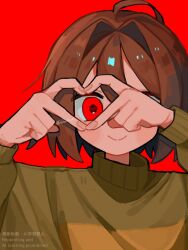  1other ahoge brown_hair chara_(undertale) closed_mouth dande_lion2604 fingernails green_sweater hair_between_eyes hair_intakes hands_up heart_hands_over_eye highres other_focus red_background red_eyes simple_background single_horizontal_stripe smile solo sweater twitter_username undertale upper_body utdr_(toby_fox) watermark 