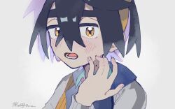 1boy black_hair blue_shirt blush collared_shirt commentary_request crossed_bangs grey_background hair_between_eyes hairband jacket kieran_(pokemon) long_sleeves looking_at_viewer male_focus mole mole_on_neck multicolored_hair open_mouth pokemon pokemon_scarlet_and_violet purple_hair shirt signature simple_background solo sweat taya_tarou upper_body white_jacket yellow_eyes yellow_hairband 
