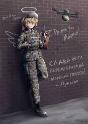  1girl 35th_marine_brigade absurdres against_wall angel_wings artist_name belt blonde_hair blue_hair body_armor bomb boots brick_wall callsign camouflage camouflage_jacket camouflage_pants chalk commission commissioner_upload controller curly_hair drone english_text explosive full_body grin grzegorz1996 gun hair_between_eyes halo handgun head-mounted_display high-waist_belt highres holding holding_controller holding_gun holding_weapon jacket long_hair looking_at_viewer military_uniform morale_patch pants patch ponytail quadcopter running_bond russo-ukrainian_war smile soldier solo standing standing_on_one_leg stechkin_aps tanya_degurechaff tanya_degurechaff_(sleepwalker) translation_request ukrainian_flag ukrainian_marine_corps ukrainian_text weapon wings youjo_senki 