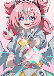  1girl :d absurdres aria_(zenless_zone_zero) blue_eyes commentary fingerless_gloves gloves gradient_background hair_between_eyes highres kurenairan77 looking_at_viewer open_mouth pink_background pink_gloves pink_hair short_twintails smile solo teeth twintails untranslatable_commentary upper_teeth_only white_wings wings zenless_zone_zero 