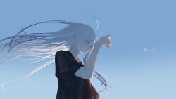  1girl absurdres ahoge arm_up black_shirt blue_eyes blue_sky clear_sky floating_hair from_below highres kani_etizen03 long_hair looking_to_the_side original shirt sky solo t-shirt white_hair 