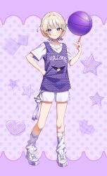  1girl absurdres adapted_costume ball banpen_(todoroki_hajime) basketball_(object) basketball_jersey blonde_hair character_name choker closed_mouth commentary english_commentary full_body hair_ornament hairclip hand_on_own_hip hand_up highres hololive hololive_dev_is legwear_garter looking_at_viewer loose_socks multicolored_hair purple_choker purple_streaks shirt shoes short_hair short_sleeves shorts smile sneakers socks solo sportswear streaked_hair t-shirt todoroki_hajime todoroki_hajime_(1st_costume) two_side_up violet_eyes virtual_youtuber white_shirt white_shoes white_shorts white_socks yoshidadon 