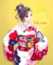  1girl bag brown_eyes brown_hair carina_(xiaowoo) commentary_request copyright_name earrings floral_print floral_print_kimono floral_print_sash flower hair_bun hair_flower hair_ornament hair_stick hairclip handbag hands_on_own_hips highres holding holding_bag japanese_clothes jewelry kimono kishi_mieko makeup new_year obi obijime onna_shunin_kishi_mieko print_kimono sash signature single_hair_bun solo standing yellow_background 