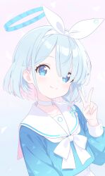  1girl absurdres arm_at_side arona_(blue_archive) blue_archive blue_background blue_eyes blue_hair blue_halo blue_shirt bow bow_hairband character_name choker closed_mouth commentary hairband halo hand_up highres long_sleeves looking_at_viewer menglan_kio233 parted_bangs sailor_collar sailor_shirt school_uniform shirt short_hair simple_background smile solo thigh_strap upper_body v white_bow white_choker white_hairband white_sailor_collar 