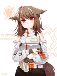  1girl :/ animal_earrings animal_ears arknights bare_shoulders belt belt_buckle black_gloves black_shorts brown_hair buckle character_name chinese_commentary clothing_cutout commentary_request crop_top cutter_(arknights) cutter_(wiping_knife)_(arknights) dagger dot_nose expressionless fox_ears fox_girl fox_tail gloves half_gloves highres holding holding_dagger holding_knife holding_weapon knife long_hair looking_at_viewer midriff multicolored_hair pointing_melee_weapon red_eyes shirt shorts shoulder_cutout solo streaked_hair tail weapon white_background white_belt white_shirt white_streaks yu_li_de_ying_ge 