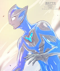  1boy abs alien artist_name blue_skin collarbone color_timer colored_skin commentary compound_eyes debris dorsal_fin dust_cloud giant giant_male glowing glowing_eyes hand_up kuroda_asaki looking_ahead male_focus multicolored_skin no_pupils pectorals ribs silver_skin solo tokusatsu toned toned_male twitter_username ultra_series ultraman_teo ultraman_teo_(series) upper_body watermark white_eyes yellow_background 
