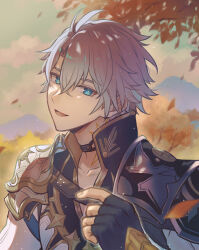  1boy absurdres antenna_hair armor black_choker black_gloves blue_eyes blurry blurry_background choker commentary_request falling_leaves fingerless_gloves gloves hair_between_eyes hand_up highres honkai:_star_rail honkai_(series) leaf looking_at_viewer male_focus mountainous_horizon neck_tattoo open_mouth outdoors phainon_(honkai:_star_rail) portrait rune_(rne_at) short_hair shoulder_armor smile solo sun_symbol sun_tattoo tattoo white_hair 
