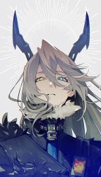  1girl blue_eyes expressionless from_below grey_background grey_hair hair_between_eyes heterochromia highres horns long_hair looking_at_viewer lucky_bob simple_background solo sunbringer_(zenless_zone_zero) sunburst sunburst_background upper_body yellow_eyes zenless_zone_zero 