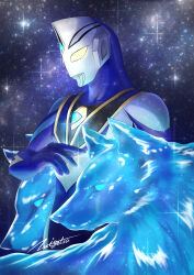  1boy absurdres alien artist_name blue_eyes blue_gem blue_skin chest_guard collarbone color_timer colored_skin commentary compound_eyes dorsal_fin forehead_jewel gem giant giant_male glowing glowing_eyes gold_trim gradient_eyes hand_up highres looking_ahead male_focus mizunotsuki multicolored_eyes multicolored_skin no_pupils pectorals signature silver_skin space sparkle spine standing tokusatsu toned toned_male two-tone_skin ultra_series ultraman_agul ultraman_gaia_(series) upper_body white_eyes wolf yellow_eyes 