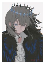  1boy blue_eyes crown diamond_hairband fate/grand_order fate_(series) fur_trim grey_background grey_hair highres izumi_087 looking_at_viewer male_focus medium_hair oberon_(fate) oberon_(third_ascension)_(fate) shirt simple_background smile solo upper_body white_shirt 