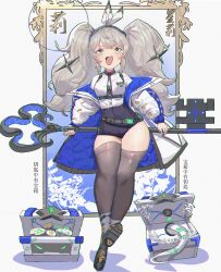  1girl absurdres black_necktie black_shoes black_shorts black_thighhighs blonde_hair blush coin commentary_request fang feathers full_body green_eyes hair_ornament hairband highres holding holding_key hui_zhong_zhi_meng jacket key large_key looking_at_viewer mimic mimic_chest necktie open_mouth original shirt shirt_tucked_in shoes shorts simple_background solo thigh-highs translation_request twintails white_background white_jacket white_shirt 