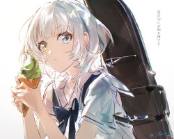  1girl bang_dream! bang_dream!_it's_mygo!!!!! blue_bow blue_bowtie blue_eyes blue_shirt bow bowtie chinese_commentary closed_mouth commentary_request guitar_case heterochromia highres holding holding_ice_cream_cone ice_cream_cone instrument_case instrument_case_on_back kaname_raana matcha_(food) school_uniform serafuku shirt simple_background solo translation_request tumaomao upper_body white_background white_hair yellow_eyes 