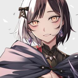  1girl absurdres black_bow black_cloak black_hair bow cloak commentary earrings english_commentary grey_background grey_hair hair_bow highres hololive hololive_english jewelry looking_at_viewer monster_hunter_(series) multicolored_hair nurufufufu official_alternate_costume parted_bangs parted_lips portrait shiori_novella shiori_novella_(ebony_odogaron) short_hair simple_background solo split-color_hair two-tone_hair virtual_youtuber yellow_eyes 