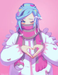  1boy blue_eyes blush bow commentary_request grusha_(pokemon) hair_bow heart heart_hands highres jacket long_sleeves male_focus official_alternate_color one_eye_closed pink_background pink_bow pink_scarf pokemon pokemon_masters_ex scarf scarf_over_mouth shigure_(pkmn12261485) simple_background solo striped_clothes striped_scarf white_jacket 