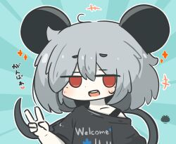  +++ 1girl :d animal_ears black_shirt blue_background blush clothes_writing commentary_request english_text grey_hair hand_up highres mouse_ears mouse_girl mouse_tail nazrin off_shoulder red_eyes shirt short_eyebrows smile solo tail teeth thick_eyebrows touhou translation_request uni_souchou upper_body upper_teeth_only v 