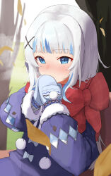  1girl blue_bow blue_coat blue_eyes blue_mittens blue_streaks bow breath coat covered_mouth enpera falling_leaves fur-trimmed_sleeves fur_trim gawr_gura gawr_gura_(winter_casual) grey_hair hair_ornament highres hololive kurushiro1102 leaf mittens multicolored_hair outdoors plaid_clothes plaid_scarf pom_pom_(clothes) red_scarf scarf scarf_bow solo streaked_hair tree upper_body virtual_youtuber winter_clothes winter_coat x_hair_ornament 