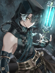 1boy bare_shoulders black_hood black_shirt braid cinquecento closed_mouth commentary_request green_eyes hand_up heterochromia jingran_(wuthering_waves) long_hair looking_at_viewer low-braided_long_hair low-tied_long_hair male_focus shirt sleeveless sleeveless_shirt smile solo tacet_mark_(wuthering_waves) upper_body wuthering_waves yellow_eyes 