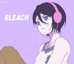  1girl alternate_costume black_hair bleach blue_eyes casual closed_mouth collarbone commentary copyright_name double-parted_bangs frown gwao_(_ul_13) hair_between_eyes headphones highres korean_commentary kuchiki_rukia long_sleeves looking_ahead pink_background short_hair simple_background solo sweater twitter_username upper_body v-shaped_eyebrows white_sweater 