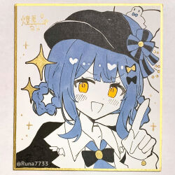  1girl artist_name bird_hat_ornament black_bow black_bowtie black_capelet black_hat blue_hair blue_necktie bow bowtie braid braided_hair_rings capelet collared_shirt deerstalker hair_bow hair_rings hat hat_bow highres long_sleeves looking_at_viewer mahou_shoujo_no_majo_saiban necktie open_mouth pointing pointing_at_viewer portrait runa_(runa7733) shirt short_hair signature smile solo sparkle tachibana_sherry traditional_media twitter_username white_shirt yellow_eyes 