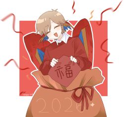  1boy 2026 7x_kasumi :d ^_^ absurdres animification antenna_hair bird_boy bird_wings bishounen border brown_hair chinese_commentary chinese_text closed_eyes commentary_request grian_(youtuber) head_wings hermitcraft highres holding long_sleeves male_focus minecraft_youtube new_year parrot_boy red_background red_sweater short_hair simple_background smile solo sweater translation_request white_border wings 