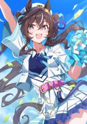  1girl :3 animal_ears arm_up belt belt_buckle beret blue_eyes blue_ribbon blue_sky blurry blurry_background blush bright_pupils brown_hair buckle cheerleader commentary_request crossed_bangs hair_between_eyes hair_ribbon hat highres holding holding_pom_poms horse_ears horse_girl jacket kagari_liroi long_hair looking_at_viewer mole mole_under_eye multicolored_hair open_clothes open_jacket open_mouth pink_belt pom_pom_(cheerleading) ribbon shirt short-sleeved_jacket short_sleeves skirt sky smile solo streaked_hair umamusume vivlos_(umamusume) white_hat white_jacket white_shirt white_skirt white_streaks 