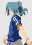  brown_eyes grin hair_over_one_eye inazuma_eleven inazuma_eleven_(series) inazuma_japan kaimuari kazemaru_ichirouta long_hair looking_back ponytail smile soccer_uniform 