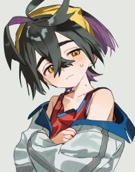  1boy ahoge bare_shoulders black_hair blush crossed_arms crossed_bangs grey_background hair_between_eyes hairband highres jacket kieran_(pokemon) looking_at_viewer male_focus mole mole_on_neck multicolored_hair off_shoulder pokemon pokemon_scarlet_and_violet pokesudal purple_hair red_shirt shirt short_hair simple_background sleeveless sleeveless_shirt solo white_jacket yellow_eyes yellow_hairband 