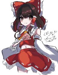  1girl artist_name ascot blush bow brown_eyes brown_hair closed_mouth commentary_request detached_sleeves frilled_bow frilled_hair_tubes frilled_skirt frills hair_bow hair_tubes hakurei_reimu highres holding holding_ofuda long_hair looking_at_viewer midriff navel ofuda poker_face1225 red_bow red_skirt ribbon-trimmed_shirt ribbon-trimmed_sleeves ribbon_trim shirt signature simple_background skirt skirt_set smile solo touhou white_background yellow_ascot 