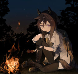  1girl absurdres animal_ears belt black_belt black_boots black_gloves black_pants boots bright_pupils brown_hair campfire coat coat_on_shoulders collared_shirt commentary_request dot_nose ear_covers elbow_on_knee fingerless_gloves food gloves hair_between_eyes hand_on_own_chin highres holding holding_food holding_skewer hood hooded_coat horse_ears horse_girl horse_tail knee_up lace-up_boots long_hair looking_at_viewer low_ponytail midriff_peek multicolored_hair on_ground open_collar outdoors pants ponytail shirt shish_kebab single_fingerless_glove sitting skewer sky smile solo star_(sky) starry_sky stay_gold_(sunlit_outsider)_(umamusume) stay_gold_(umamusume) streaked_hair tail torn_clothes torn_coat tree twilight umamusume untucked_shirt usetsu_illust violet_eyes white_shirt white_streaks yellow_coat 