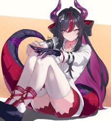  1girl absurdres black_gloves black_hair black_horns black_shoes black_tail closed_mouth collared_shirt colored_inner_hair commentary_request dragon_girl dragon_horns dragon_tail gloves highres horns korean_commentary long_hair looking_at_viewer lynnz multicolored_hair neverness_to_everness red_hair red_shorts red_streaks shinku_(nte) shirt shoes shorts single_glove smile solo streaked_hair tail thigh-highs very_long_hair white_shirt white_thighhighs yellow_eyes 